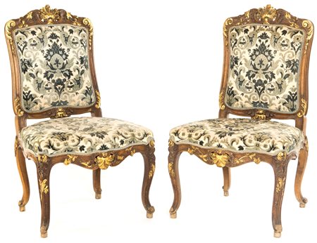  
Coppia di sedie in legno intagliato e in parte dorato, XIX secolo 
 cm 101x57x50