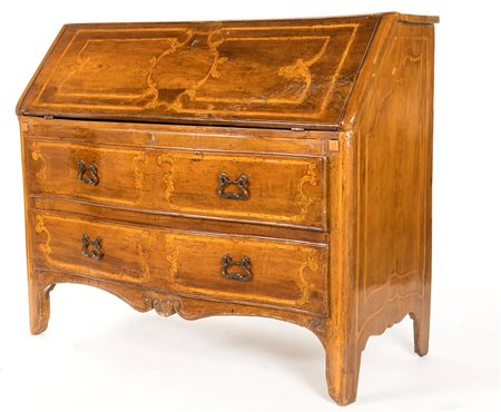  
Cassettone a ribalta in noce, Piemonte, XVIII secolo 
 cm 105x126x52