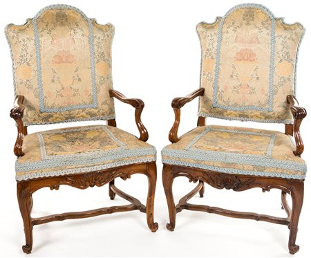  
Coppia di poltrone Luigi XV in noce, XVIII secolo 
 cm 114x65x50