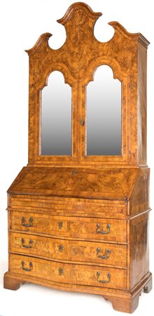  
Cassettone a ribalta con alzata in noce e radica di noce, XVIII secolo 
 cm 253x115x55