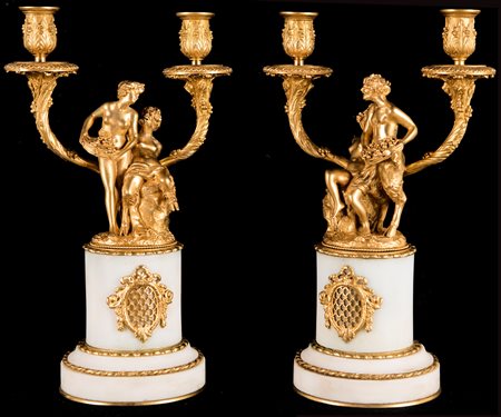  
Coppia di doppieri in bronzo dorato e marmo bianco, XIX secolo 
 altezza cm 40
