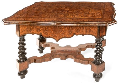  
Tavolo da centro intarsiato, Lombardia, XIX secolo 
 cm 78x118x95