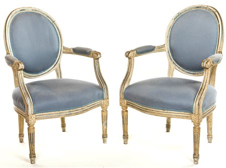  
Coppia di poltrone Luigi XVI in legno laccato bianco, XIX secolo 
 cm 86,5x57,5x51