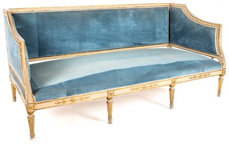  
Divano in legno laccato, Napoli fine del XVIII secolo 
 cm 89x191x88