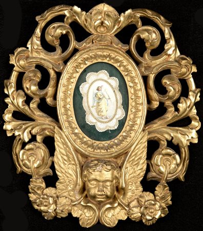  
Piccola cornice in legno intagliato e dorato, XVIII secolo 
 cm 39x35 - luce interna ovale; cm 13x10