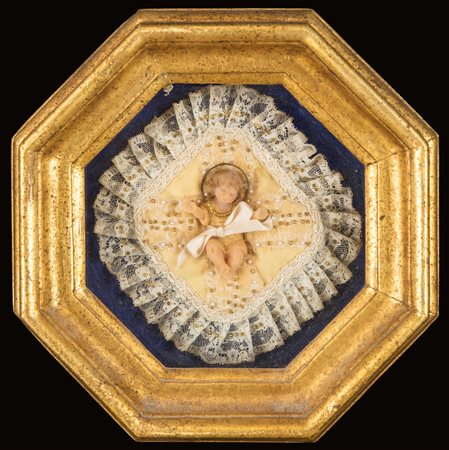  
Bambino Gesù in cera, prima metà del XX secolo 
 cm 6,5x5,5 ca. - la teca: cm 27x27