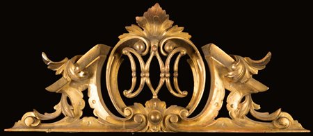  
Cimasa in legno intagliato e dorato, XIX secolo 
 cm 30x69