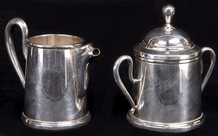  
Lattiera e zuccheriera in argento 800/1000 
 altezza cm 10 e cm 11,5 rispettivamente - gr. 312