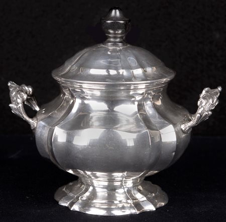  
Zuppierina da puerpera in argento, fine XIX/inizio XX secolo 
 cm 16,2x17x12 - gr. 526