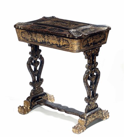 Tavolino da lavoro in legno ebanizzato e decorato a cineserie. XIX secolo