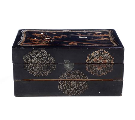 Scrittoio da viaggio in lacca decorata a cineserie. Cina XX secolo