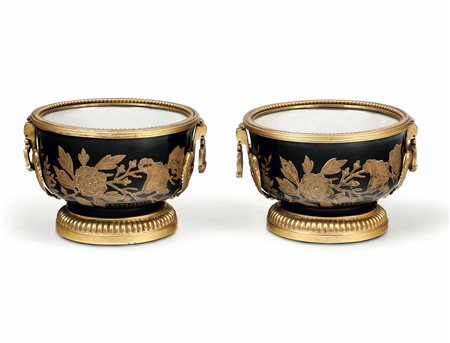 Coppia di cachepot in porcellana con montature in bronzo dorato, Francia XIX secolo