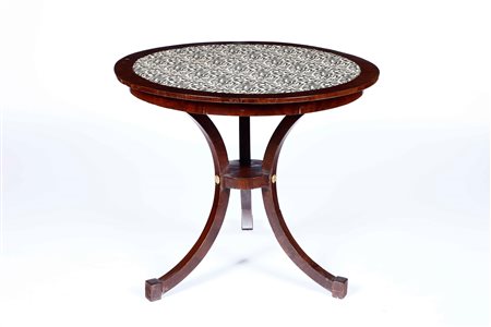 Tavolo circolare tripode lastronato in mogano. XIX-XX secolo