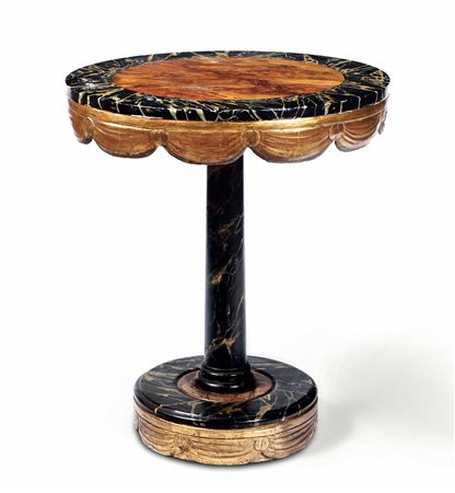 Tavolino di forma circolare in legno laccato a finto marmo e dorato, XX secolo, costruito con elementi antichi