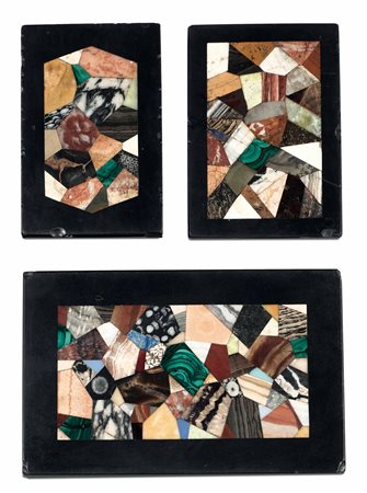 Gruppo di tre presse papier in commesso di marmi e pietre dure. XX secolo