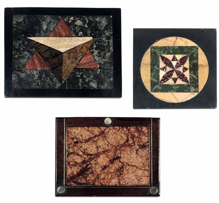 Gruppo di tre presse papier in commesso di marmi. XX secolo