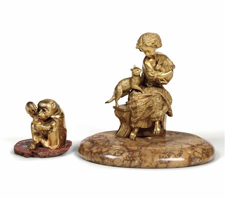 Lotto di due bronzetti dorati raffiguranti scimmietta e bimba con gatto e coniglio. Manifattura del XIX-XX secolo
