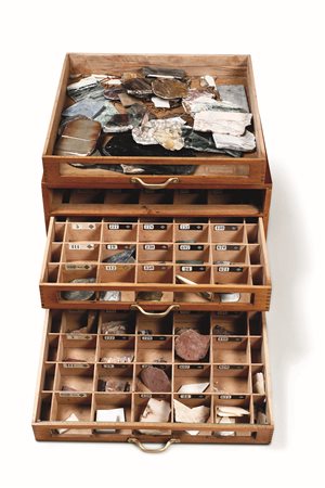 Cassettiera contenente campionario di marmi e pietre dure