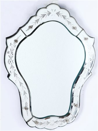 Coppia di piccole specchiere in vetro di Murano sagomato e inciso. XX secolo