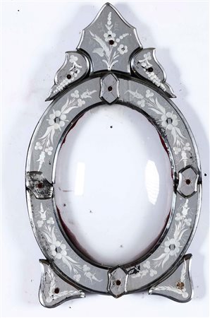 Cornice ovale in vetro di Murano inciso con vetro bombato, XX secolo