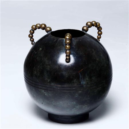 Vaso globulare in metallo patinato a tre anse con motivo a perlinatura