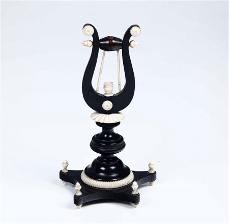 Lira in legno ebanizzato con inserti in avorio. XIX secolo