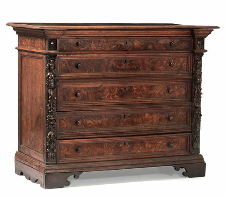 Comò in noce intagliato e radica di noce. Italia centrale XVII secolo