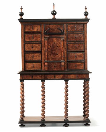 Stipo monetiere a doppio corpo in radica e altre essenze. Europa centrale XVIII secolo