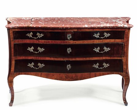 Cassettone a balestra di forma mossa. Toscana, XVIII secolo