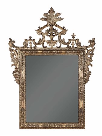 Coppia di specchiere in legno intagliato e dorato. Italia centrale, XVIII secolo