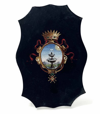 Micromosaico raffigurante stemma coronato con fontana su supporto in marmo nero del Belgio. Italia XIX secolo