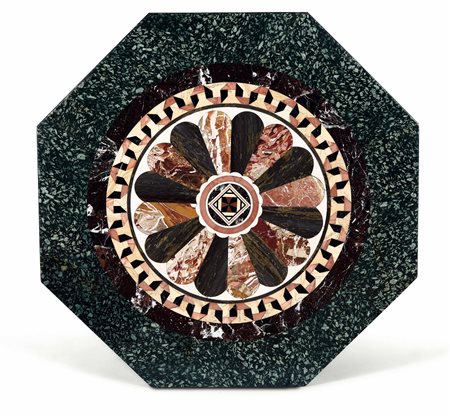 Tavolo in legno intagliato, laccato e dorato con piano ottagonale lastronato con marmi policromi. XIX secolo