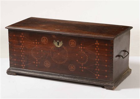 Cassetta da viaggio in legno intarsiato a motivi geometrici.Italia o Spagna, XVII secolo
