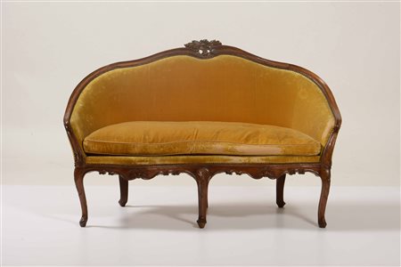 Divanetto Luigi XV in legno intagliato, Francia XVIII secolo