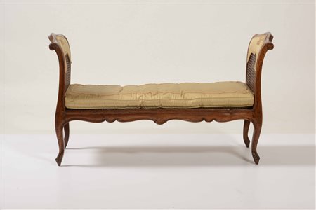 Panchetto in noce intagliato, XVIII-XIX secolo