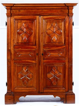 Armadio in noce pannellato a punta di diamante, Genova XVIII secolo