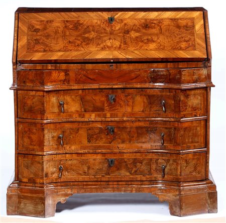 Ribalta lastronata in noce e radica di noce, Veneto XVIII secolo