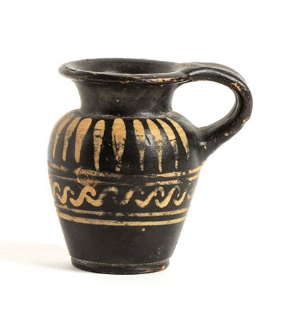 BROCCHETTA MINIATURISTICA A VERNICE NERA SUDDIPINTAApulia, IV - III secolo...