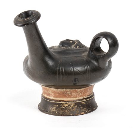 GUTTUS A VERNICE NERAApulia, IV - III secolo a.C.alt. cm 13Decorato con...