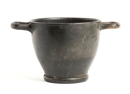 SKYPHOS A VERNICE NERAApulia, IV - III secolo a.C.alt. cm 12; diam. vasca cm...