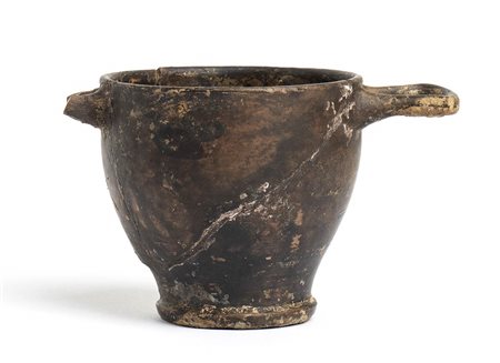 SKYPHOS A VERNICE NERAMagna Grecia, seconda metà del IV secolo a.C.alt. cm 7;...