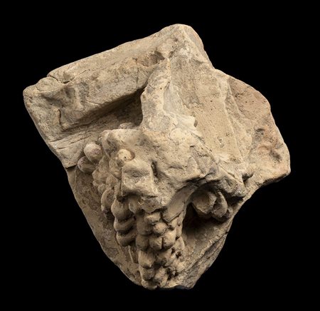 TERRACOTTA ARCHITETTONICA CON GRAPPOLO D'UVAEpoca romanacm 17 x 14; spess. cm...