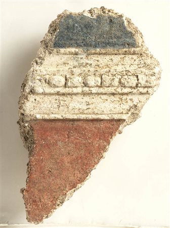 FRAMMENTO DI STUCCO COLORATO E DECORATOEpoca romana imperialealt. cm 15, in...
