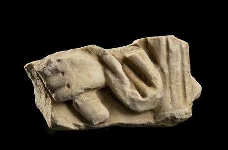 PICCOLO RILIEVOEpoca romana imperialeMarmo lunense, cm 15 x 8Rilievo marmoreo...