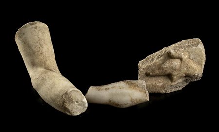 GRUPPO DI TRE FRAMMENTI SCULTOREIEpoca romanaMarmo, lungh. max cm 20,5Un...