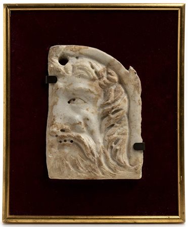 MASCHERA ANGOLARE Epoca romana, II - III secolo d.C.Marmo a grana media, alt....