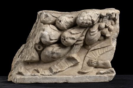 FRAMMENTO DI SARCOFAGOEpoca romana imperialeMarmo, cm 39 x 27,5; spess. cm...