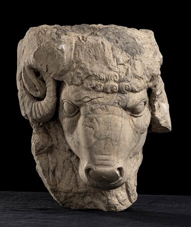 ALTORILIEVO CON TESTA DI CAPROEpoca romana imperialeMarmo statuario, cm 28 x...