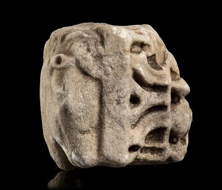 RILIEVO SU DUE FACCEEpoca romanaMarmo, cm 10 x 9,5Su di un lato, il profilo...