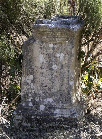BASAMENTO DI STATUAEpoca romanaMarmo, alt. ca. cm 70; base cm 42 x 42Classico...